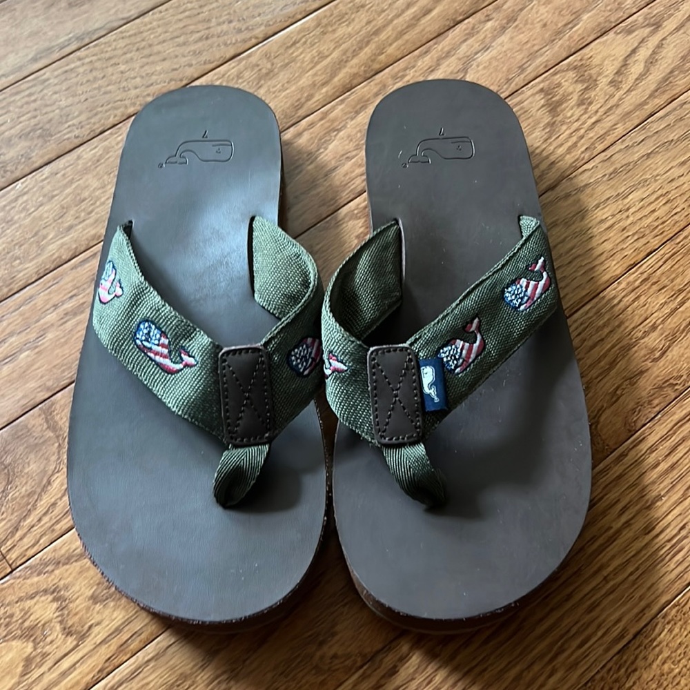 Vineyard Vines Flip flops size 7
